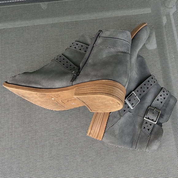 American Eagle Ankle Boots Womens 91/2 Gray Faux Suede Buckles Side Zip Strappy - Picture 6 of 11